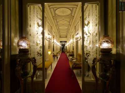 La vera parte di pregio del circolo sono per� gli splendidi saloni, utilizzati per concerti ed eventi. Per visitarli dalla saletta d�ingresso ci spostiamo sulla sinistra, dove si svela un lunghissimo corridoio, introdotto da una porta a vetri decorata e da due lampade su supporti dorati con figure di cigni